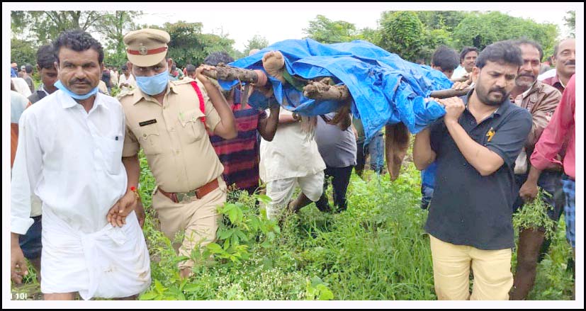 మృత‌దేహాన్ని మోసిన ఎమ్మెల్యే