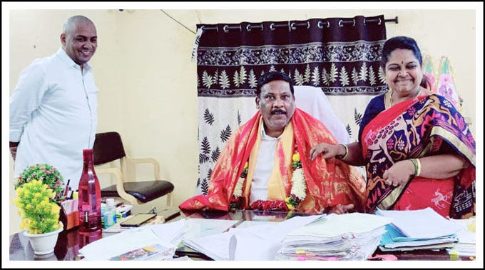 ఆర్డీఓను స‌న్మానించిన బీజేపీ నాయ‌కులు