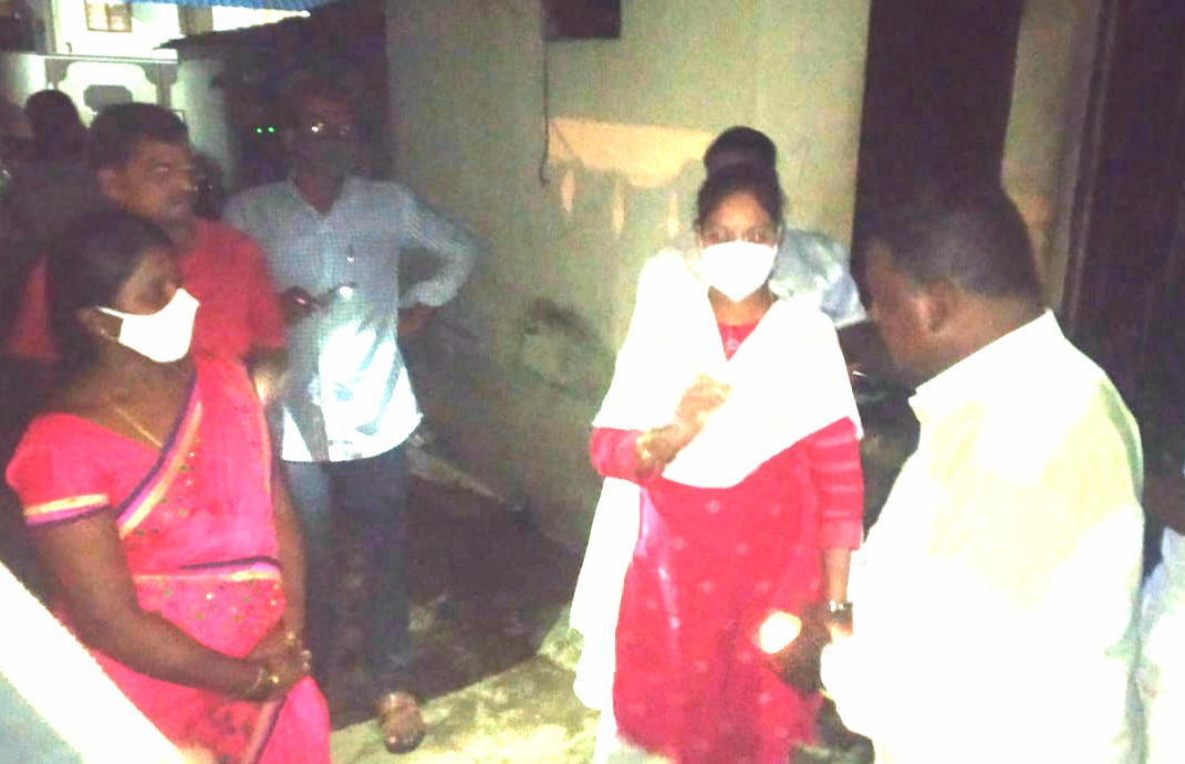ఇల్లు దగ్ధమైన బాధిత కుటుంబాన్ని ఆదుకోవాలి