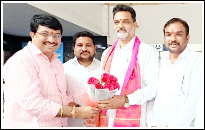 బీసీ క‌మీష‌న్ చైర్మ‌న్‌ను స‌న్మానించిన ముర‌ళీకృష్ణ గౌడ్