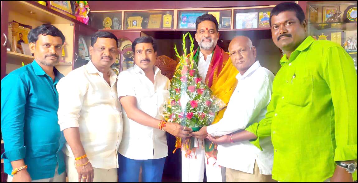 బీసీ క‌మీష‌న్ చైర్మ‌న్‌ను స‌న్మానించిన రాజ్ కుమార్