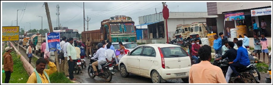 ఫ్లై ఓవర్ బ్రిడ్జీపై ట్రాఫిక్ జామ్..!