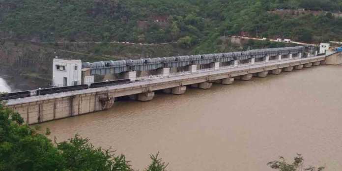 శ్రీశైలం జలాశయానికి వరద ప్రవాహం