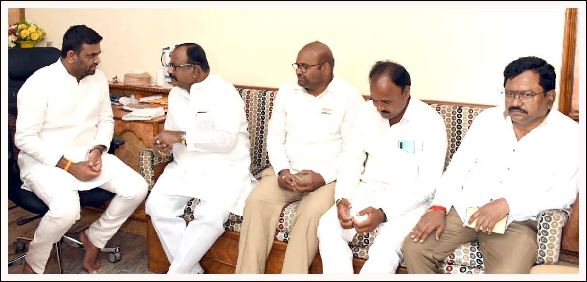 మున్సిప‌ల్ మాజీ చైర్మ‌న్‌తో ఎమ్మెల్యే రోహిత్‌రెడ్డి భేటీ