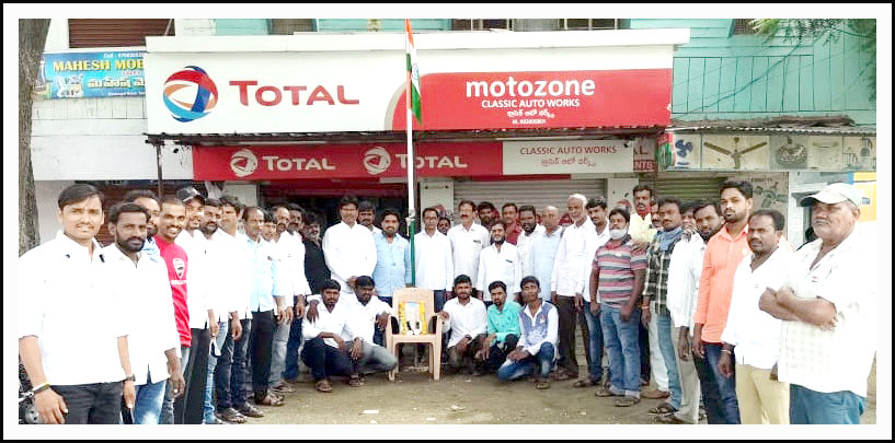 జెండా పండుగ జ‌రుపుకున్న బైక్ మెకానిక్‌లు