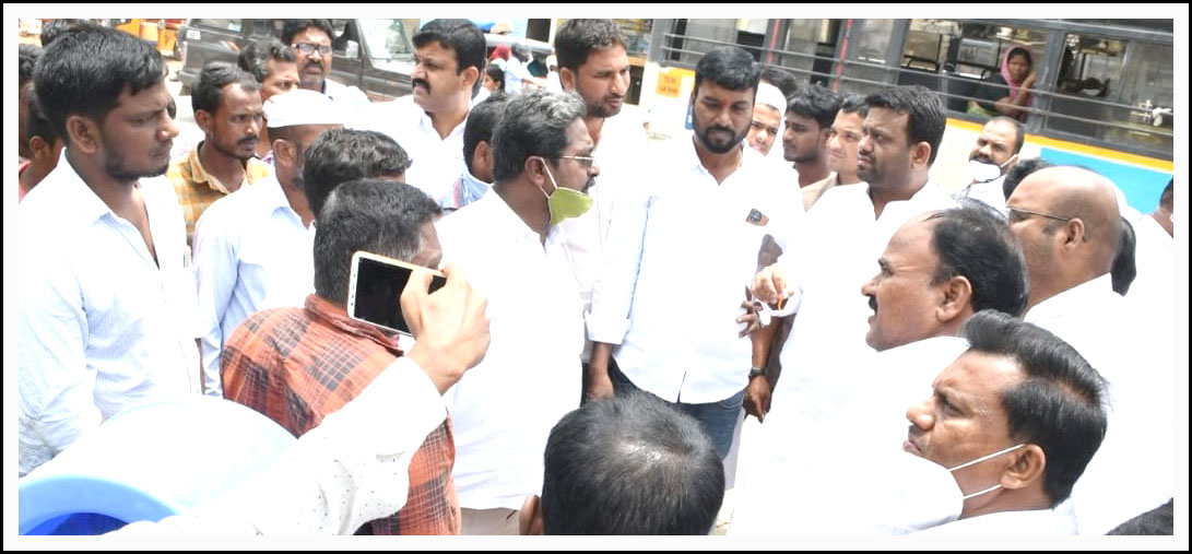 బ‌స్టాండ్ వ‌ద్ద షాపింగ్ కాంప్లెక్స్..!