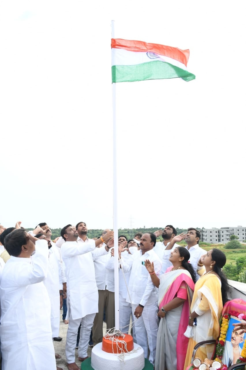 జాతీయ జెండాను ఆవిష్క‌రించిన ఎమ్మెల్యే రోహిత్‌రెడ్డి