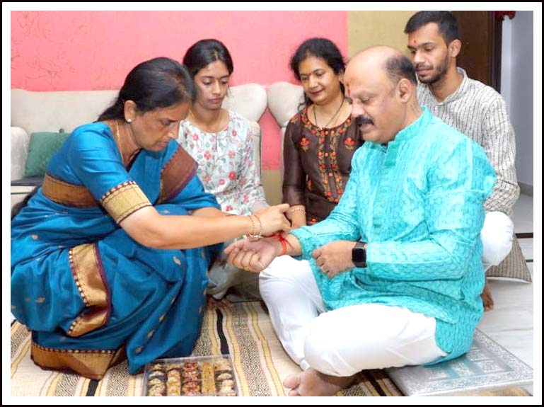 మంత్రి స‌బితారెడ్డి ఇంటా రాఖీ పండ‌గ సంద‌డి