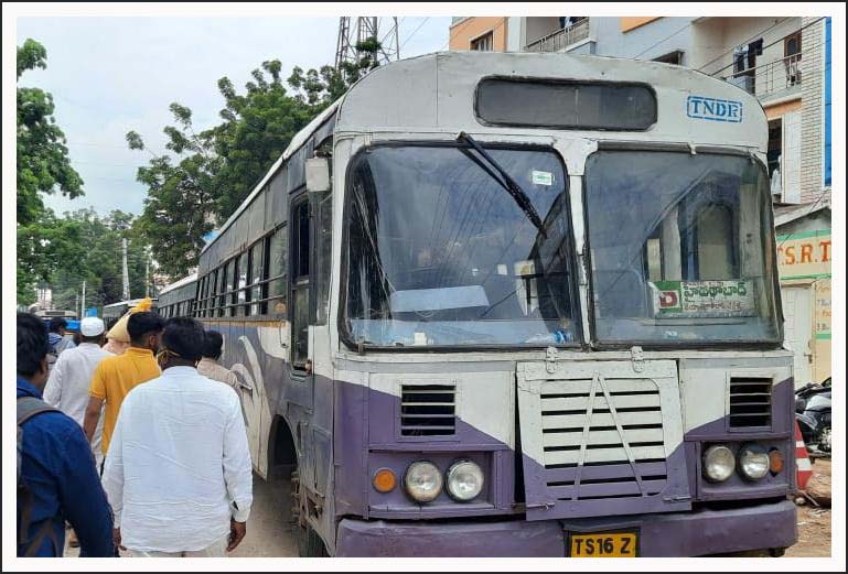 మొరాయిస్తున్న ఆర్టీసీ బ‌స్సులు..!