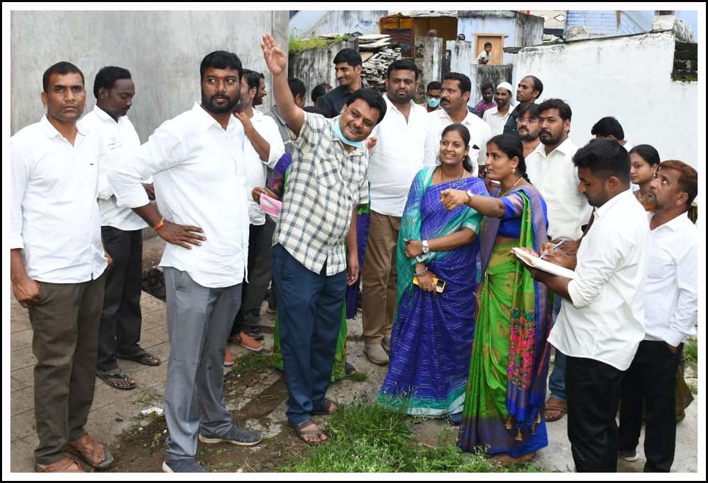 విద్యుత్ స్థంభాల‌ను మార్పించండి