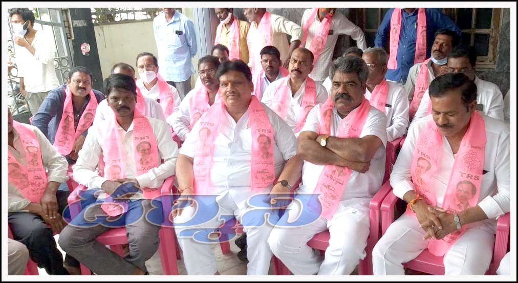 ఎమ్మెల్యేకు అప్ర‌తిష్ట తెస్తున్నారు