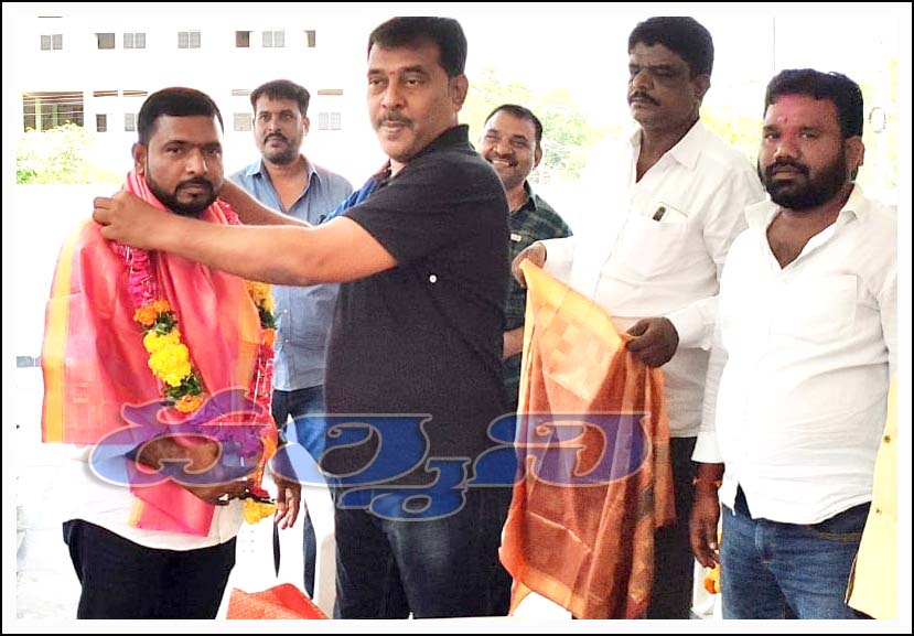 అఫ్పూ(న‌యూం)ను స‌న్మానించిన నాయ‌కులు