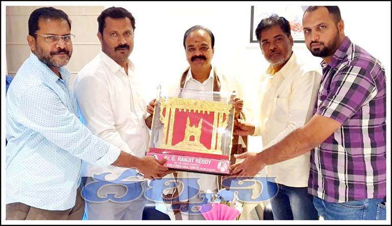 ఎంపీ రంజిత్‌రెడ్డిని స‌న్మానించిన టీఆర్ఎస్ నాయ‌కులు