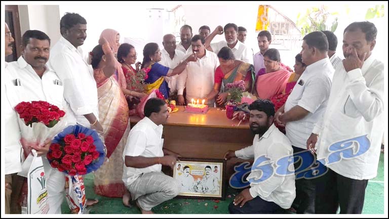 ఎమ్మెల్సీకి శుభాకాంక్ష‌లు తెలిపిన మ‌హిళ నాయ‌కులు