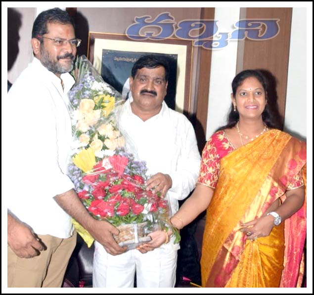 ఎమ్మెల్సీకి శుభాకాంక్ష‌లు తెలిపిన చైర్ ప‌ర్స‌న్ దంప‌తులు