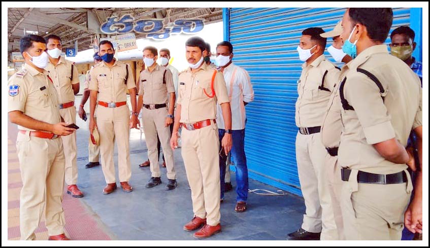 రైల్వేస్టేష‌న్‌లో పోలీసుల ముమ్మ‌ర త‌నిఖీలు
