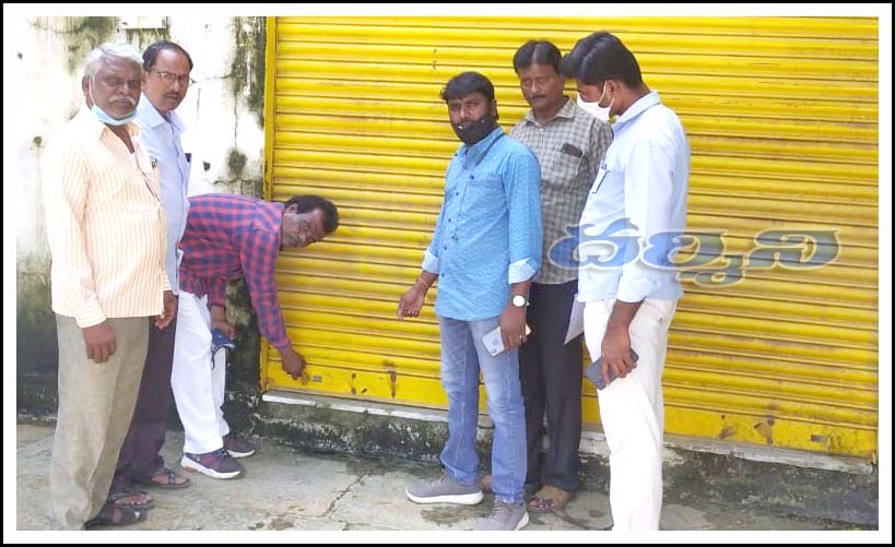 మున్సిప‌ల్ దుకాణాల క‌బ్జాపై కొర‌డా