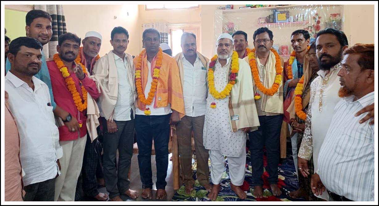 ఉర్దూఘ‌ర్ చైర్మ‌న్ రజాక్‌ను స‌న్మానించిన నాయకులు