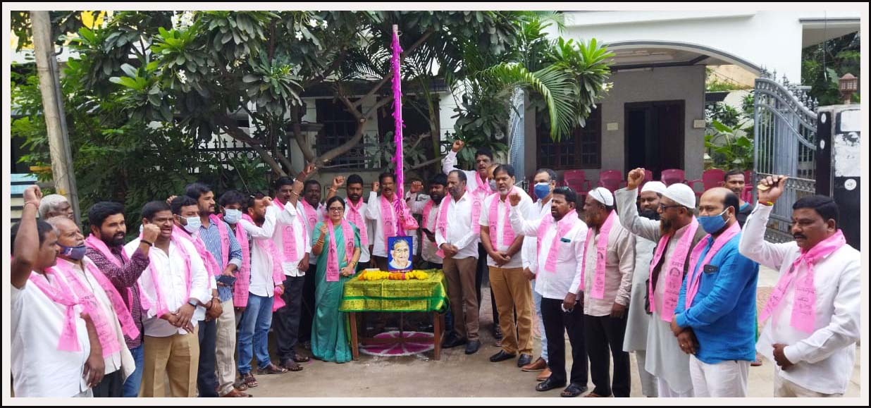 గులాబీ రెపరెపలు..