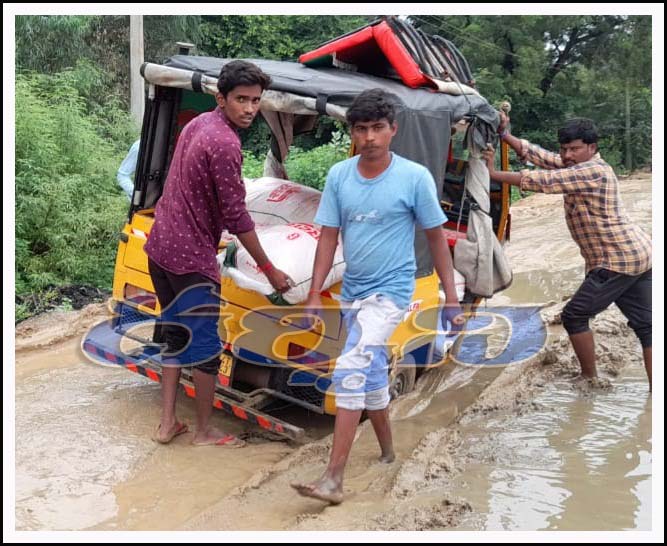 రొడ్డు ఇలా.. ముందుకెళ్లేదేలా..!