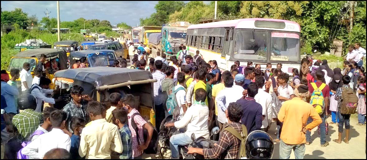 రోడ్లు బాగుచేయాలంటూ విద్యార్థుల ద‌ర్నా