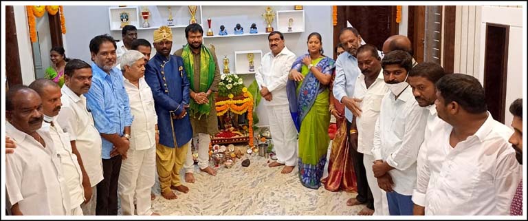 రొంప‌ల్లి ఇంటికి రాజ‌కీయ ప్ర‌ముఖులు