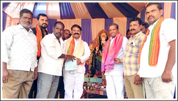 భ‌క్తుల‌ను దీవించు దుర్గ‌మ్మ త‌ల్లి..!