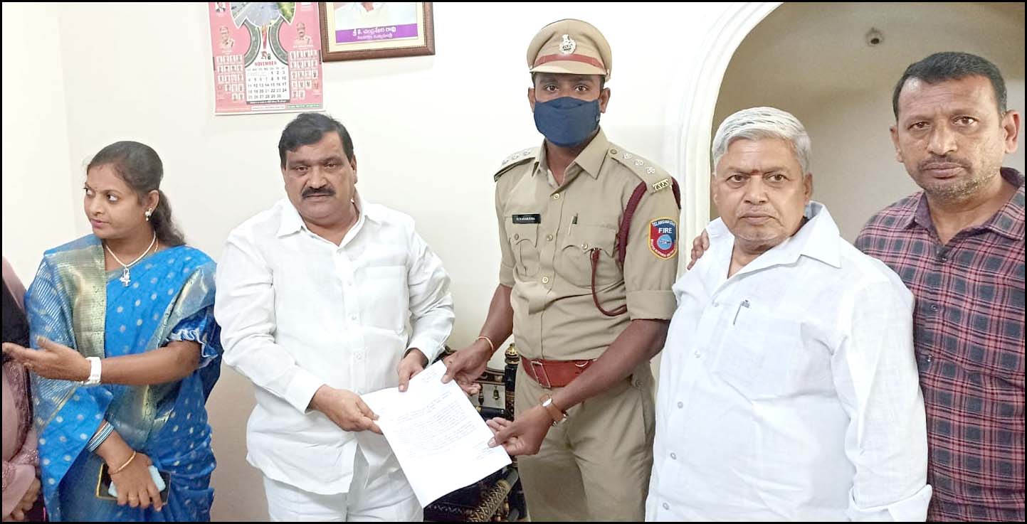 ఫైర్ స్టేష‌న్ భ‌వ‌నానికి చొర‌వ చూపించండి