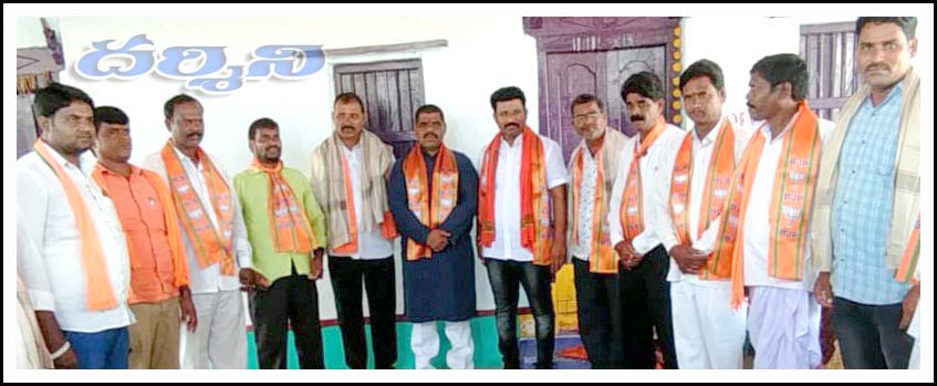 బీజేపీలో చేరిన గిరిజ‌నులు
