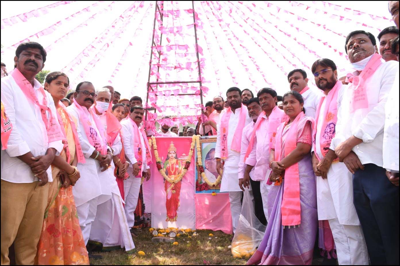 గులాబీ మ‌యం..!
