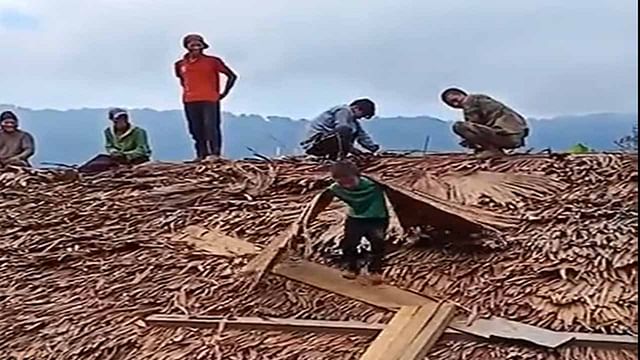 రెక్క‌లు క‌ట్టుకున్న బాలుడు