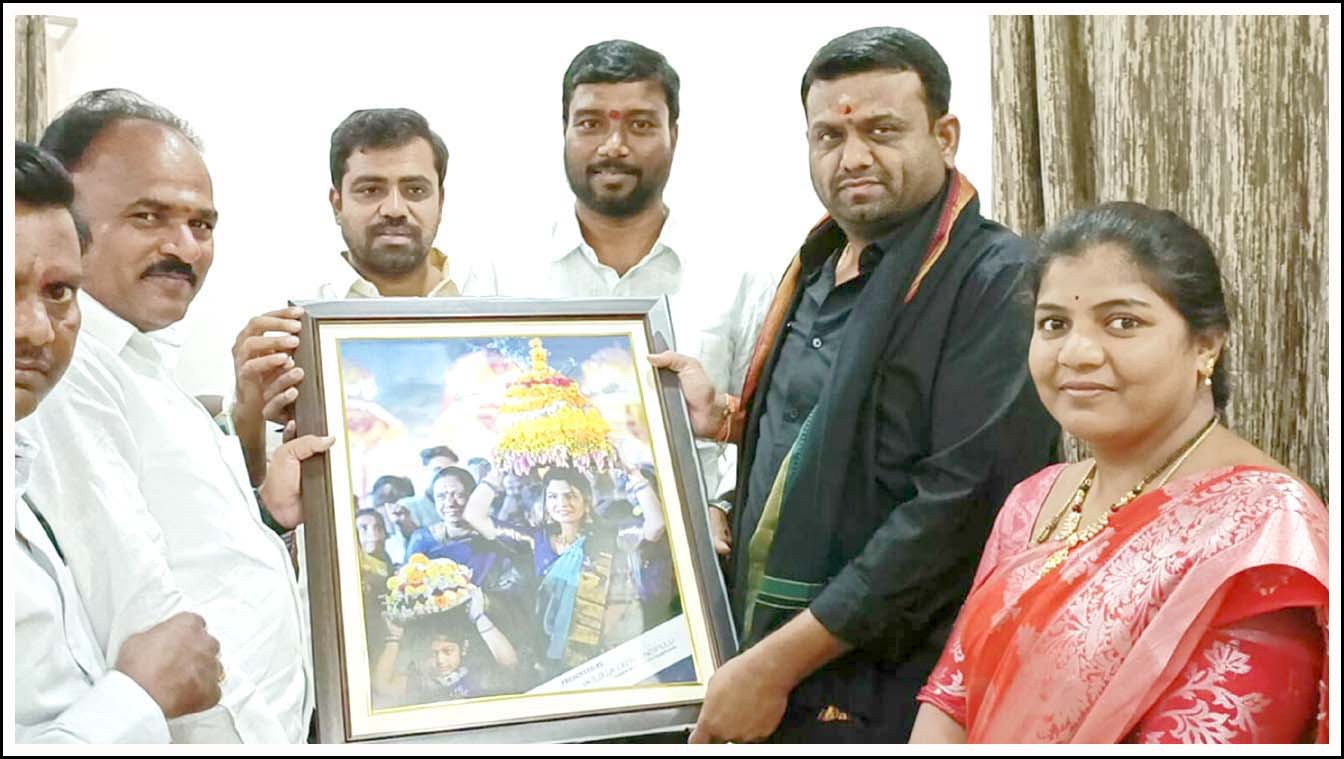 ఎమ్మెల్యేకు అపురూప కానుక‌..!