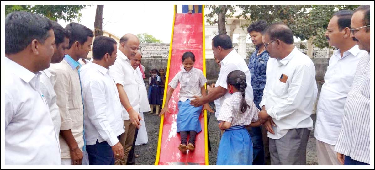 స‌ర్కారు బ‌డికి ఆట‌వ‌స్తువుల విత‌ర‌ణ