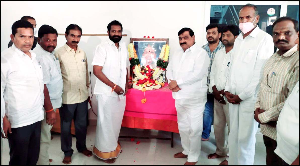 మంత్రి శ్రీ‌నివాస్‌గౌడ్‌ను ప‌రామ‌ర్శించిన ఎమ్మెల్సీ మహేంద‌ర్ రెడ్డి