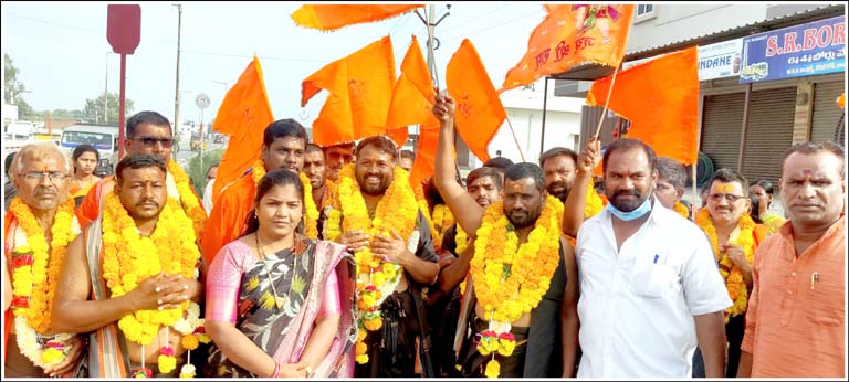 శ‌బ‌రికి బ‌య‌ల్దేరిన అయ్య‌ప్ప స్వాములు