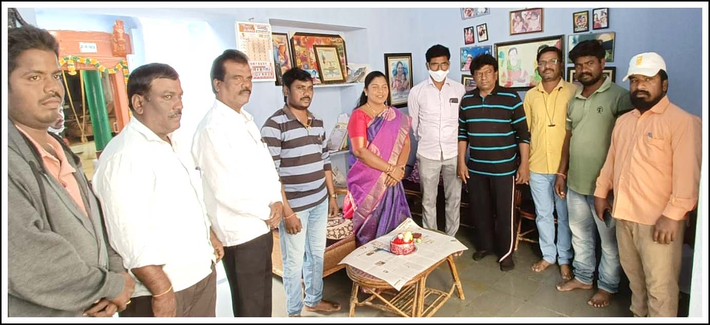 దీపా న‌ర్సింలుకు శుభాకాంక్ష‌లు తెలిపిన మున్సిప‌ల్ అధికారులు