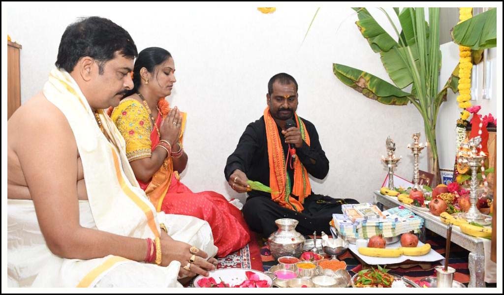 శ్రీ‌సాయిపుత్ర హోమ్స్‌లో వైభ‌వంగా ల‌క్ష్మీపూజ‌