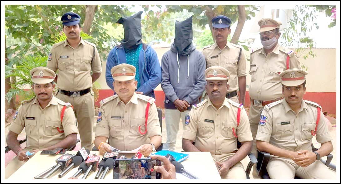 క‌క్ష్య పెంచుకుని కారుతో గుద్దేశారు..!