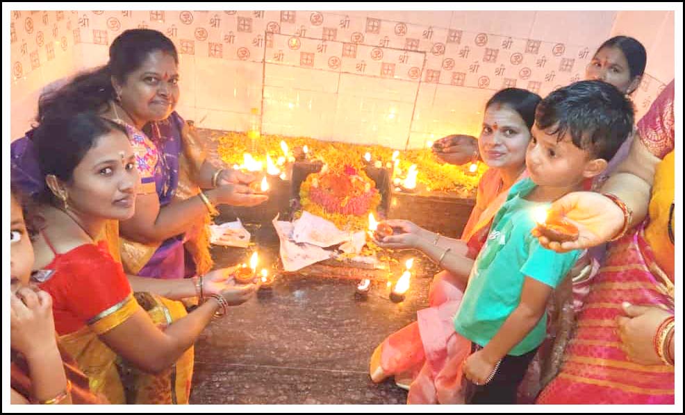 భ‌క్తిశ్ర‌ద్ద‌ల‌తో కార్తీక దీపారాధ‌న