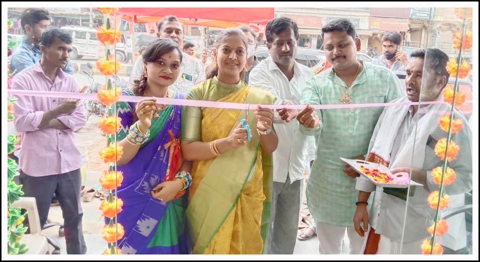 ఎయిర్ టెల్ షోరూం ప్రారంభించిన చైర్ ప‌ర్స‌న్ స్వ‌ప్న ప‌రిమ‌ళ్