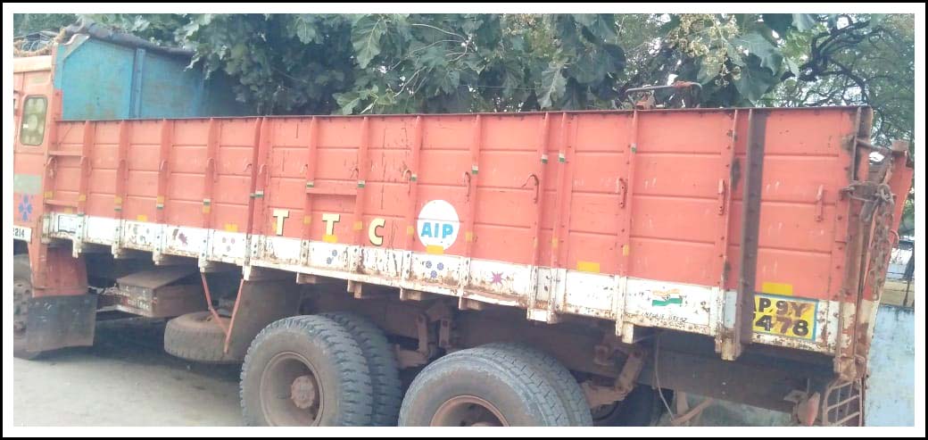 అనుమ‌తులు లేకుండా ఎర్ర‌మ‌ట్టి త‌ర‌లింపు