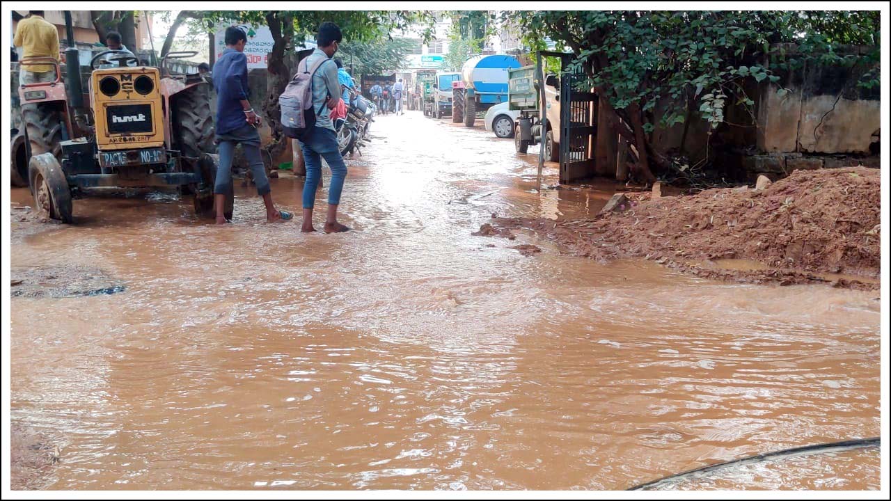 రోడ్డెక్కిన మిష‌న్ భ‌గీర‌థ నీరు..!