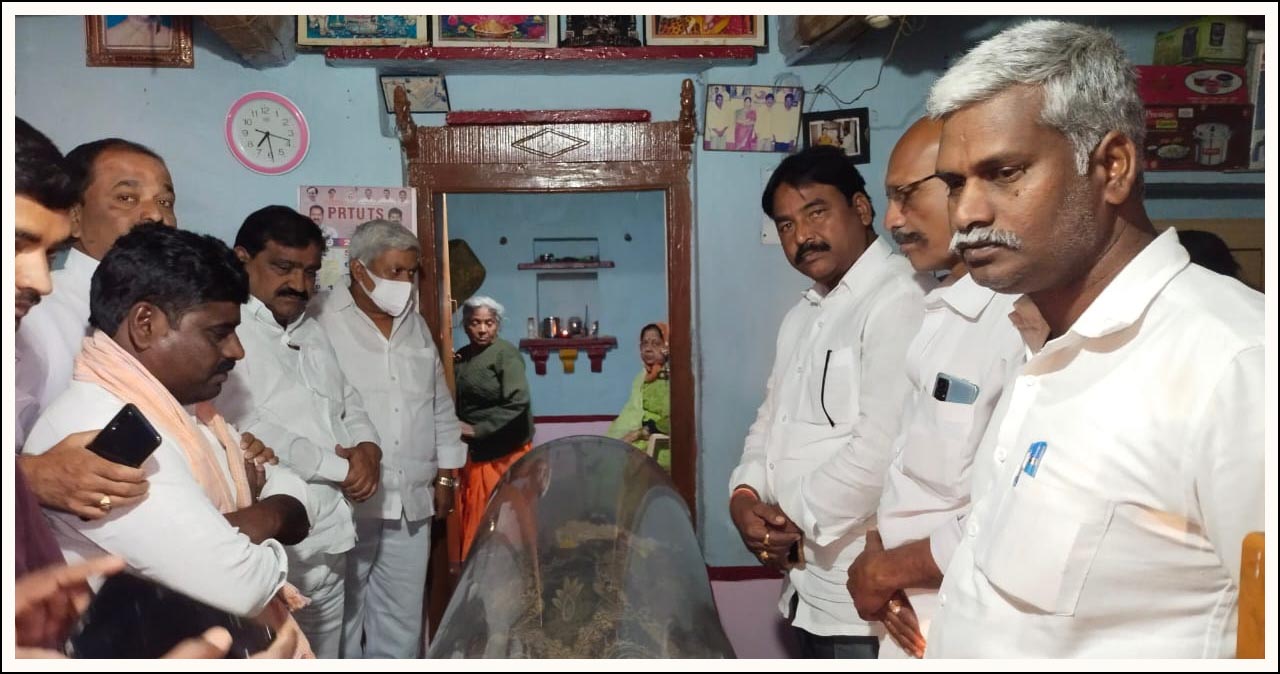 టీఆర్ఎస్ నాయ‌కుడి కుటుంబాన్ని ప‌రామ‌ర్శించిన ఎమ్మెల్సీ మ‌హేంద‌ర్ రెడ్డి