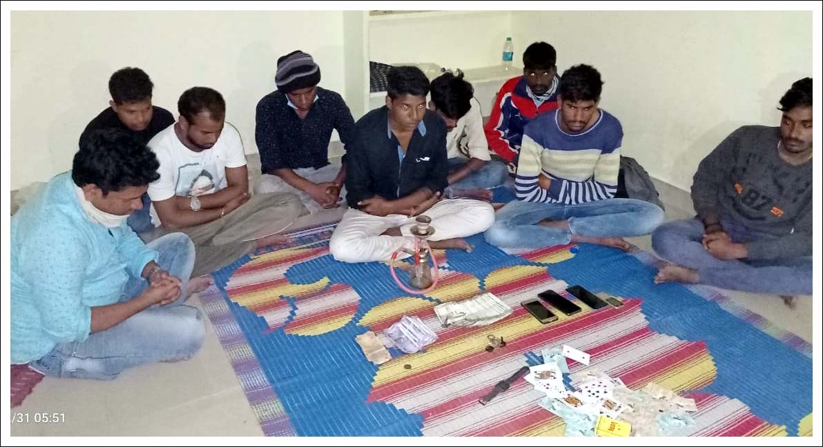 పేకాట ఆడుతూ దొరికిపోయారు