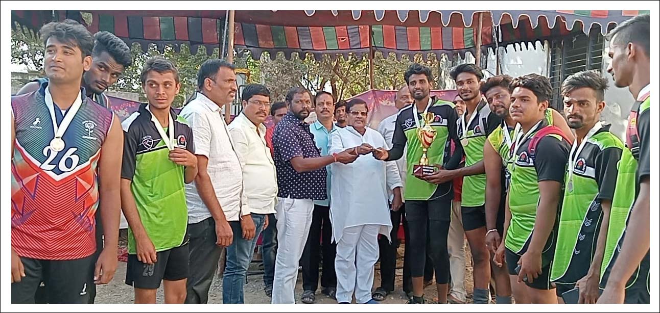 యువ‌త క్రీడ‌ల్లో రాణించాలి