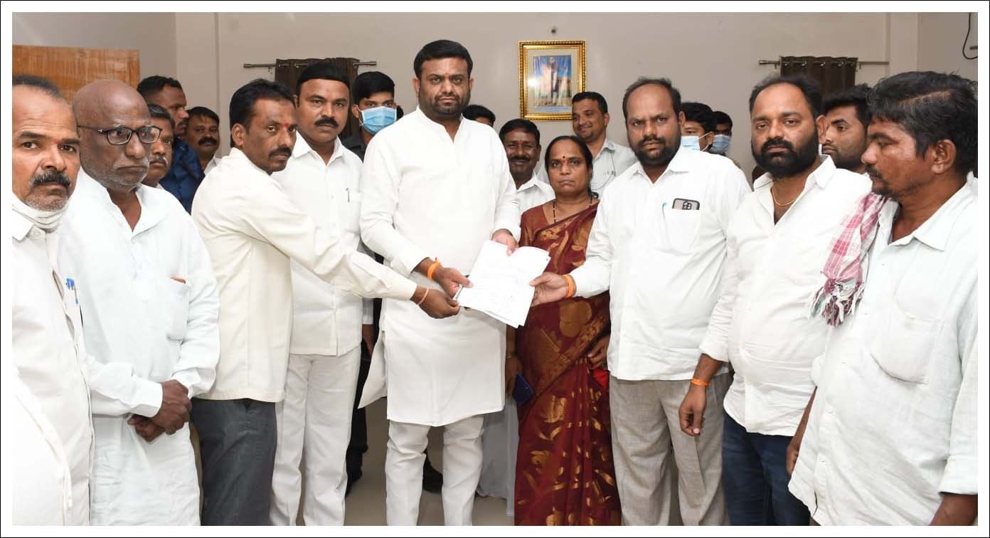 ప్ర‌భుత్వ‌ కబ్జా చేసిన వారిపై చర్యలు తీసుకోవాలి