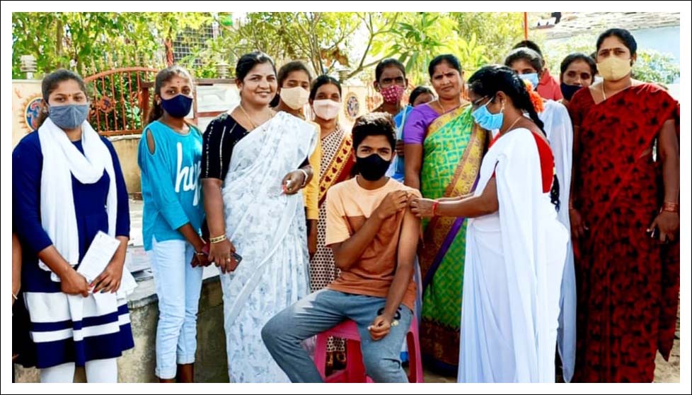 టీనేజర్లు తప్పక టీకా తీసుకోవాలి