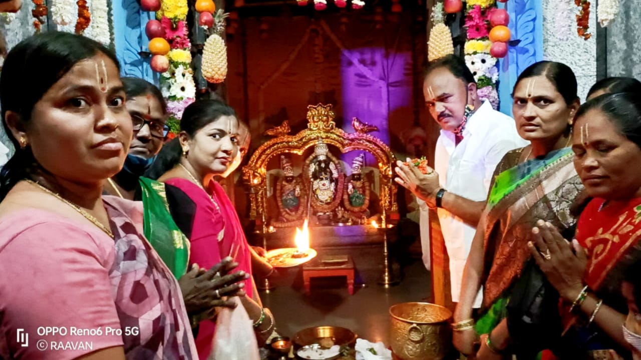శ్రీ‌వారి ద‌ర్శ‌నంలో ప్ర‌ముఖులు