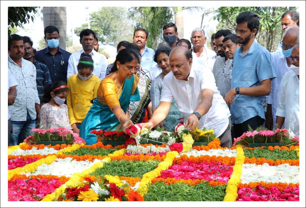 త‌ల్లికి నివాళులు అర్పించిన మంత్రి స‌బితారెడ్డి