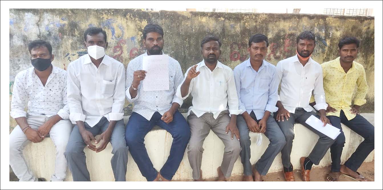 కులం పేరుతో దూషించిన స‌ర్పంచ్ భ‌ర్త‌ను అరెస్టు చేయాలి